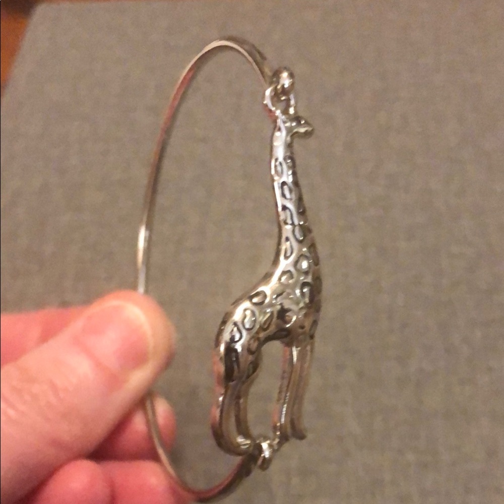 Elegant Silver Bracelet with Giraffe clasp